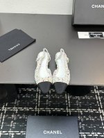 chane+L 经典Slingback 小香后空凉鞋 就像Coco香奈儿女士说的：流行稍纵即逝，但风格永存！这双后空鞋就是香家经典中的经典！双色搭配，简约精致，