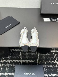 chane+L 经典Slingback 小香后空凉鞋 就像Coco香奈儿女士说的：流行稍纵即逝，但风格永存！这双后空鞋就是香家经典中的经典！双色搭配，简约精致，