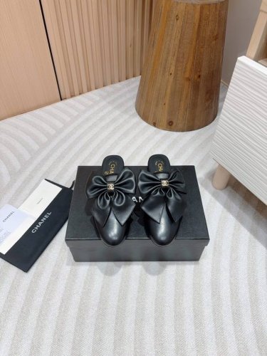 24Ss春夏新款chane*小香大蝴蝶结平底包头半拖鞋 嗲嗲的蝴蝶结凉拖鞋，俏皮又不失千金风～满满的精致感 妥妥的行走白富美！甜度百分百 美的移不开眼，上脚舒适
