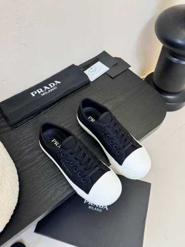 prad* 普拉达25Ss圆头帆布鞋 科技帆布最新黑科技 相隔几年prada又给我们带来好看的饼干鞋了 时髦精绝对不能错过的必入款 没有任何繁杂装饰 质感极好的