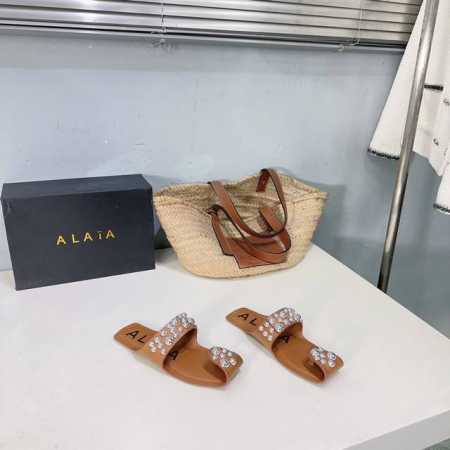 小众潮牌alaia 2024 Ss秋冬新款圆珠五金扣饰简易平底拖鞋！首发独家上新！包头露趾拖鞋凉鞋！极简主义炒鸡柔软舒适！时髦精绝对不能错过的必入款，银色点缀颗 - 点击图像关闭
