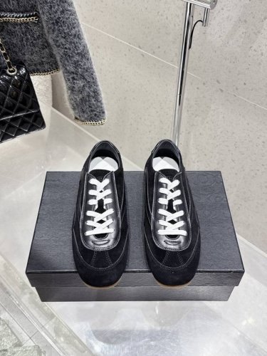 情侣款出厂 Dries Van Noten Dvn 复古德训鞋 Dries Van Noten 春夏系列 设计师通过改造、扭曲和颠覆经典元素，打造出实用而富有设