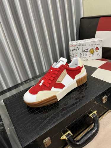 出厂价： 新品dolce&Gabbanadg高端男士运动休闲鞋。顶级专柜原单货。 原版进口牛皮 多种材质拼接设计进口牛皮内里 牛皮垫脚原版tpr弹力大底。 Si