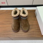 Brunell* Cucinell* 雪地靴。鞋面采用进口牛绒，牛皮。羊毛内里，上脚超舒适。 码数：35-41 40、41定制不退换 批：牛绒 。牛皮