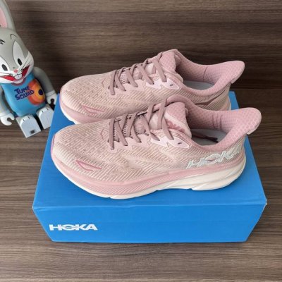 顶级Hoka One One Clifton 9 粉色克里夫顿系列 鞋面:采用轻盈透气的针织网面和纱线，增强鞋面的强度和支撑性能 搭配柔软的鞋舌 让双脚在舒适包