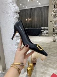 专做真皮底 Valentino华伦天奴专柜最新配色重工打造经典高跟鞋，顶级版本绝对史上最强货 欢迎对比 面料釆用进小牛皮漆皮 内里印度羊皮，大底采用意大利进口真