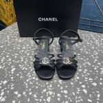 chane*小香新款蝴蝶结玛丽珍粗跟凉鞋 拥有美好 穿出自己的风格和态度！谁能拒绝这样的快乐鞋~ ①鞋面：羊皮 ②内里：羊皮内里 ③大底：真皮大底 ④跟高：中跟