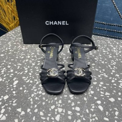 chane*小香新款蝴蝶结玛丽珍粗跟凉鞋 拥有美好 穿出自己的风格和态度！谁能拒绝这样的快乐鞋~ ①鞋面：羊皮 ②内里：羊皮内里 ③大底：真皮大底 ④跟高：中跟