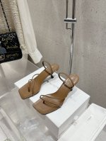 顶级版本Therow 最新款夹趾凉鞋 来自美国的年轻品牌 这不用多说 是近两年最火之一的品牌 春夏的季节就要到了 凉鞋我感觉即将要爆火 无论是配牛仔裤 亚麻腿裤