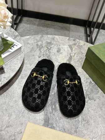 Gucc*i古奇马衔扣压花包头毛里半拖 毛拖 秋冬新款羊毛女式带夹木鞋，美丽奴羊毛拖鞋 最新系列以基本廓形和标志性细节为特色。这款女式套穿鞋采用品牌代表材质 G - 点击图像关闭