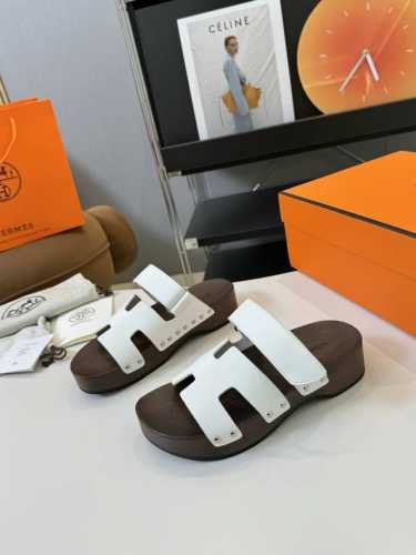 Hermès 爱马仕经典凉拖 极约复古的设计 浓厚的异域风情时髦感十足、随便上脚都很有腔调简简单单的款式随便搭配一下高级感就很棒百搭的颜色流畅的线条很难不爱！面
