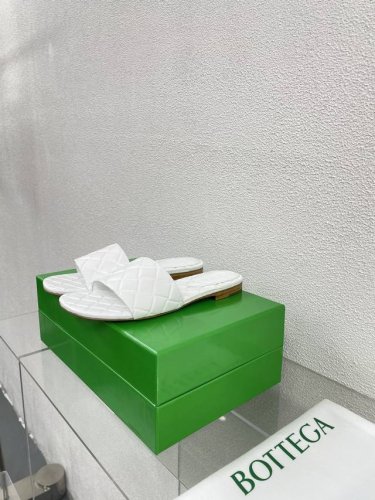 Bv Amy平底 穆勒鞋系列 菱格压纹拖鞋 原版一比一做法 小羊皮设计 白色 方头设计 当今流行的又一趋势 天花板啦 7彩色百搭 压纹工艺经过数十次工艺测试 包