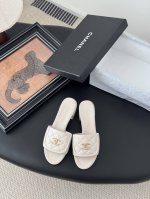 Chanel 25C新款书包扣拖鞋 回归的经典书包扣设计 特别Vintage 复古味十足 乐福鞋也长到了审美上 鞋面编织面料 内里羊皮 原版大底 跟高平底 5C