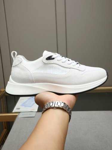 dior B25 Runner 男士休闲运动鞋，这款 B25 Runner 运动鞋结合运动版型与 Dior 优雅的经典标识。采用牛皮革拼接原版网面精心制作，饰以
