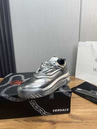 工厂价 Ｖｅｒｓａｃｅ.范思哲时尚皮革休闲运动鞋 常年热卖款 面料:头层牛皮 内里:羊皮皮内里 原版大底开模大底 尺码:38-45 45定做不退换 - 点击图像关闭