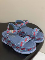 配色 25Ss春夏新款Louis Vuiteeon Lv Maya Flatform 凉鞋防水台厚底凉鞋 本款 Maya Flatform凉鞋选用光滑牛皮革 丹