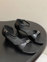 25Ss春夏新款 Cotemp Bahati 手工搭扣牛皮小猫跟凉鞋一字带扣露趾鞋细带高跟鞋 一字带凉鞋在时装鞋的历史中可谓经久不衰 而这款 Bahati凉鞋也