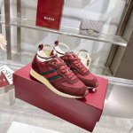 2025动感单品轻盈且灵活的外底经过特殊处理洋溢着浓郁的复古风情可拆卸可调节踝部绑带。鞋舌饰以高频压花工艺打造的3D立体Gucci字样标识织物衬里舒适透气超轻抽