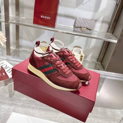 2025动感单品轻盈且灵活的外底经过特殊处理洋溢着浓郁的复古风情可拆卸可调节踝部绑带。鞋舌饰以高频压花工艺打造的3D立体Gucci字样标识织物衬里舒适透气超轻抽