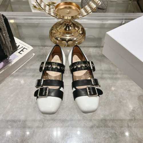 出厂 后跟款 Dior 迪奥2025春夏新款 珍珠铆钉玛丽珍 混搭甜酷朋克风美鞋 将优雅与叛逆完美结合 简直时髦巅峰 面料牛皮 内里羊皮 大底防滑耐磨大底 码数
