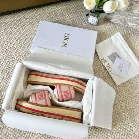 Dio*R Cd家2024年夏季新款厚底电绣凉拖鞋 穿搭必备单品 Size：35-39 40.41 42定制 鞋面原厂立体刺绣 垫脚牛皮 立体烫金logo 原版 - 点击图像关闭