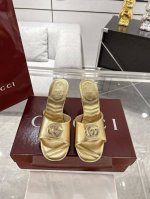Gucci 2025春夏新款钻扣露趾高跟拖鞋 每个细节皆经过精心细致打造 巧妙运用圆头和粗跟等设计元素演绎时尚复古风范 典藏的双G镶钻扣细节令人联想起品牌的时尚