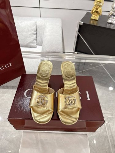 Gucci 2025春夏新款钻扣露趾高跟拖鞋 每个细节皆经过精心细致打造 巧妙运用圆头和粗跟等设计元素演绎时尚复古风范 典藏的双G镶钻扣细节令人联想起品牌的时尚