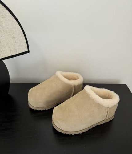 出厂p 、UGG，2024新款出炉卡皮巴拉胖头鞋，系列刻在基因里的松弛感 X拒绝精神内耗 ，卡皮巴拉”潮流风向标，经典胖头拖鞋 卡通可爱造型让你的穿搭更具吸引力