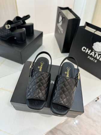 代购级 Chanel 24C春夏新品粗跟鱼嘴 中空 凉鞋系列 这一季山茶花系列真的超美 香奶奶家一贯的优雅名媛气质 高级感十足！上脚非常Nice～ 不管光脚穿或 - 点击图像关闭