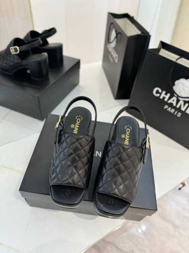 代购级 Chanel 24C春夏新品粗跟鱼嘴 中空 凉鞋系列 这一季山茶花系列真的超美 香奶奶家一贯的优雅名媛气质 高级感十足！上脚非常Nice～ 不管光脚穿或