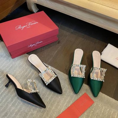 roger Vivier2025春夏新品走秀新款拖鞋 broche.Vivier凡尔赛钻扣穆勒鞋 面料:进口真丝面料 内裡:昆种浅色羊皮内裡 跟高:4.5Cm