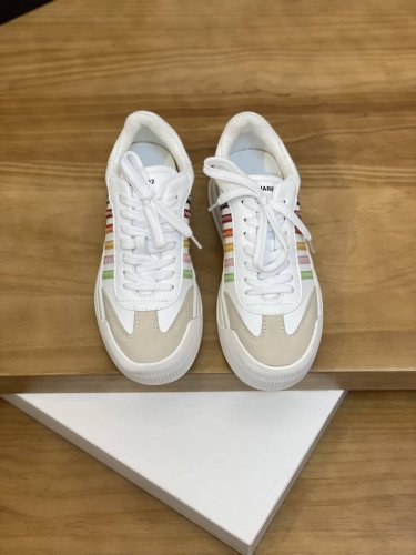 售 价: 商品商标：Dsquard D2次方* 低帮休闲鞋 正码码数: 35-44 可订做45.46. 情侣款 商品材料：鞋面进口牛皮拼接磨砂皮，舒适毛巾内里，