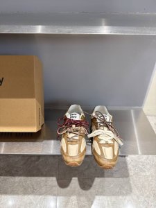 miumiu X New Balance 联名款Nb运动鞋 miu Miu 缪缪大秀上爆出的这双与New Balance 新百伦联名款运动 球鞋 后全球各大代购