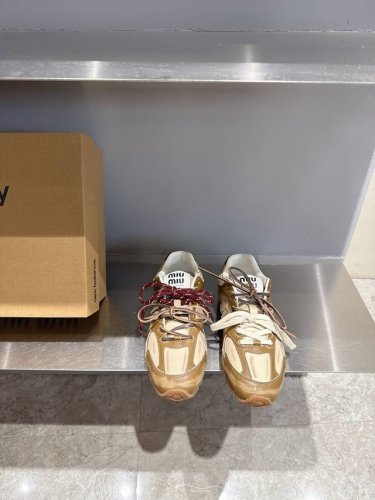 miumiu X New Balance 联名款Nb运动鞋 miu Miu 缪缪大秀上爆出的这双与New Balance 新百伦联名款运动 球鞋 后全球各大代购