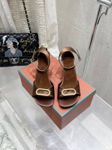 loro Piana Lp 乐悠翩雅2025Ss春夏女巫复古高跟凉鞋！ 原版开发，Lp意大利顶级奢侈品牌 低调奢华 设计都是一贯纯色系 简单、细节巧妙、清新脱俗