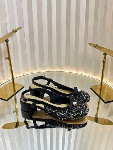 迪奥 Dior 2025春夏高定系列新款 Ballet 标志性电绣藤格纹低跟芭蕾舞女鞋 Cd字母Logo珍珠扣粗跟蝴蝶结凉鞋 材质：进口金属羊皮 环保藤格纹粗花