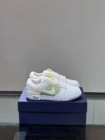 顶级 Dio* X Nike联名低帮休闲运动鞋，采用进口老花帆布拼接头层牛皮材质精心制作，侧身联名印花logo装饰，双色橡胶鞋底、后侧鞋口和鞋跟处均带有品牌标志 - 点击图像关闭