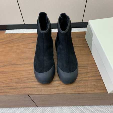 Bal*y 情侣款保暖雪地靴。鞋面牛皮、牛反绒。内里羊皮毛一体，开模定制大底。 码数：35-43 批： - 点击图像关闭