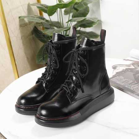 Alexander McQueen 麦昆秋冬新款马丁靴，古力娜扎同款原版1:1正品开发，完美匹配各种脚型，经典与时尚的结合体，大底拼搭撞色前掌线，上脚可盐可甜 - 点击图像关闭