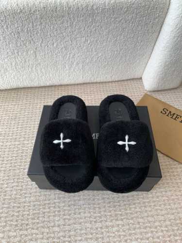 SMFK厚底面包拖鞋，超级火的一款面包拖，被种草得不行 各大网红博主都在穿它，巧妙纳入品牌元素后时尚百搭、辣妹至爱，被完美释放 面料:羊毛 内里 垫脚合成皮革，