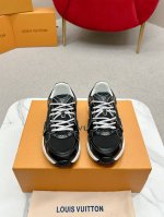 实价： 情侣款 Lv 路易威L家 驴牌 最新Olympia系列 情侣款 银角大王 休闲 运动鞋 跑鞋 本款 Lv Olympia 运动鞋融合网格面料与金属质感合