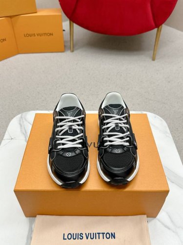 实价： 情侣款 Lv 路易威L家 驴牌 最新Olympia系列 情侣款 银角大王 休闲 运动鞋 跑鞋 本款 Lv Olympia 运动鞋融合网格面料与金属质感合