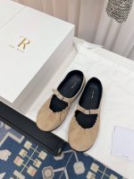 the Row 24 平底松紧口跳舞鞋 第一眼看到这个鞋子就爱上了，带点复古味随意搭配都好看！各大网红博主都在穿它，整个鞋子非常柔软，好穿不磨脚。简约百搭款~延
