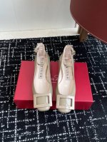 代购级 Roger Vivier Rv 25Ss 新款 烤漆方扣单鞋 始创于1965年，Roger Vivier是品牌代表作，以其特别的饰扣和Skyscrape