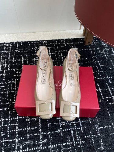 代购级 Roger Vivier Rv 25Ss 新款 烤漆方扣单鞋 始创于1965年，Roger Vivier是品牌代表作，以其特别的饰扣和Skyscrape