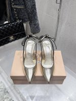 出厂 Miumiu缪缪25春夏新款复古高跟鱼嘴凉鞋！春夏清新配色曲线优美，小猫跟后空凉鞋 日常穿搭都很搭鞋边有专属标识性Logo格调，上脚尽显优雅魅力！ 鞋面采