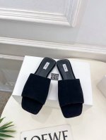 toteme 2025春夏新品 方头复古拖鞋 作为这两年最受欢迎的设计师牌 设计简单 细节巧妙 清新脱俗 不想满大街撞款的可以看看这个品牌 比较小众却又是那么好