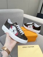 这款Time Out运动鞋是中国艺术家孙一鈿与路易威登艺术总监尼古拉斯 盖斯奎尔合作的一部分，孙一天以大量生产玩具的多彩绘画而闻名。Monogram帆布上印着艺