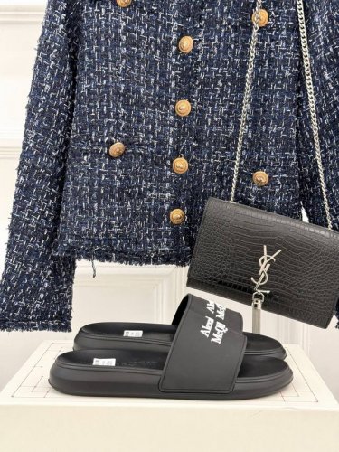 厂价 alexander Mcqueen 麦昆 经典 春夏休闲懒人拖鞋 夏天必备懒人福音鞋 谁穿谁美 很轻盈上脚意外的舒适 还不挑脚型 自带高级气场的拖鞋 也非