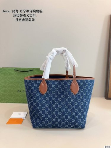 Gucci Ophidia 购物袋. 大容量 度假旅行必备 时尚达人必备单品之一 实物绝对惊艳到你尺寸：29*25*27Cm